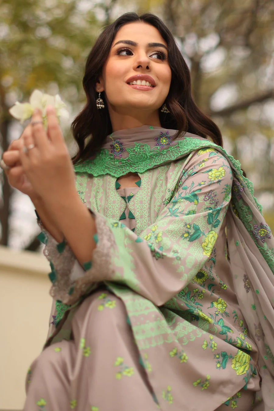 3Pc PRINTED LAWN SHIRT WITH EMBROIDERED DYED CHIFFON DUPATTA AND TROUSERS | DSPM4-01 | CHARIZMA
