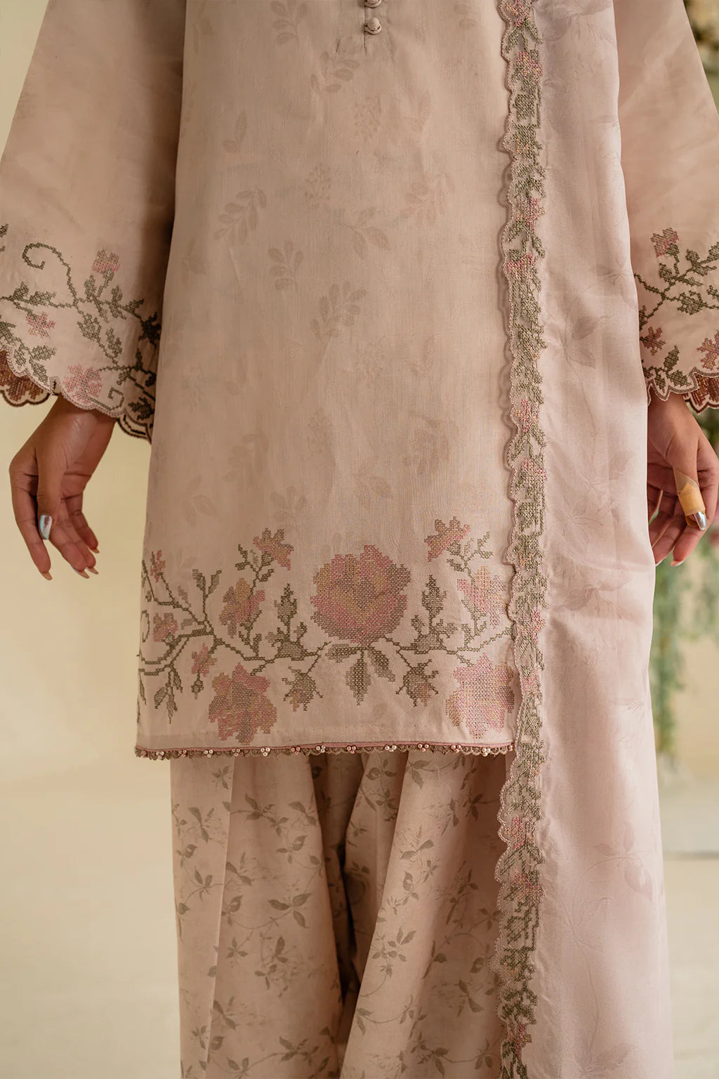 UE-424 EMBROIDERED TEXTURED LAWN UNSTITCHED 3Pc - IZNIK