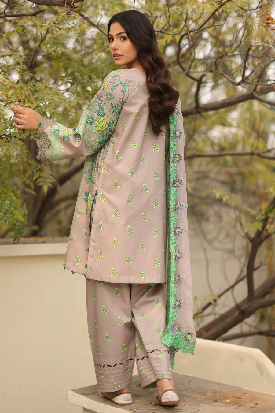 3Pc PRINTED LAWN SHIRT WITH EMBROIDERED DYED CHIFFON DUPATTA AND TROUSERS | DSPM4-01 | CHARIZMA